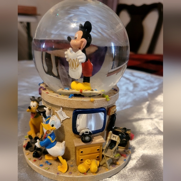 2002 Disney "Ears to You" musical snow globe featuring Mickey Mouse and friends. - Picture 3 of 12